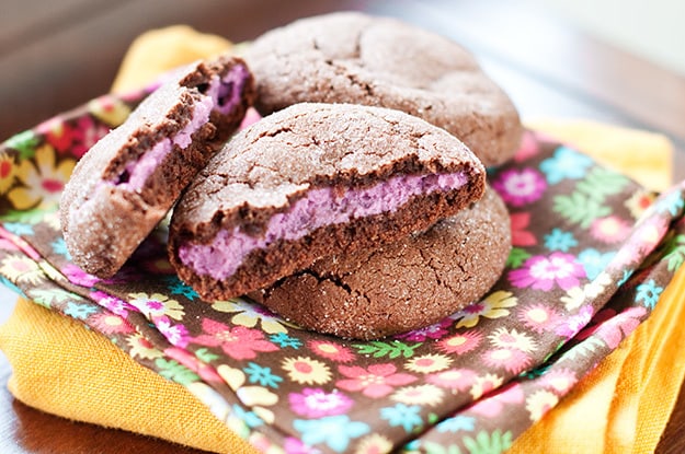 Cheesecake De Frambuesa Relleno De Galletas Con Chispas De Chocolate