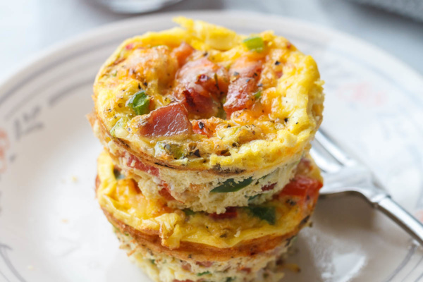 Muffin de huevo para el desayuno Tazas cetogénicas bajas en