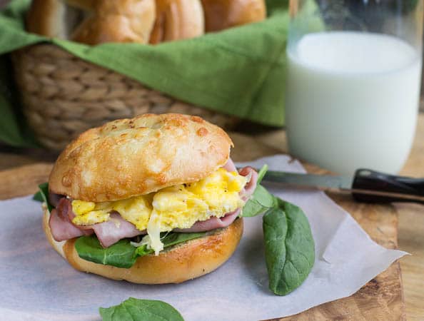 Sándwich de bagel con jamón huevo y queso Cocina Facil