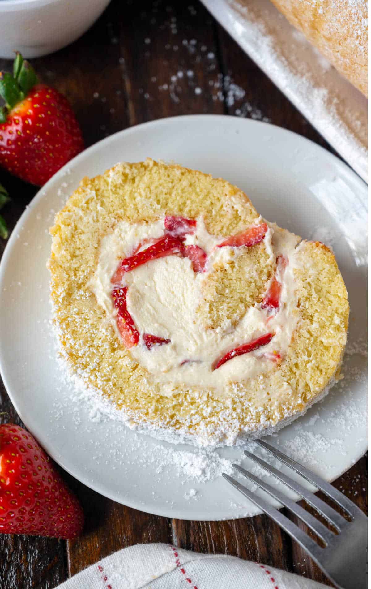 Un trozo de tarta en un plato.