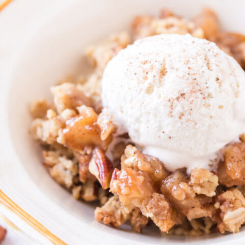 Cerrar apple crumble en un bol con helado