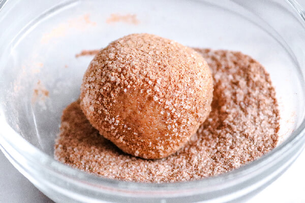 bombas de grasa de pastel de calabaza keto rodante en la guarnición