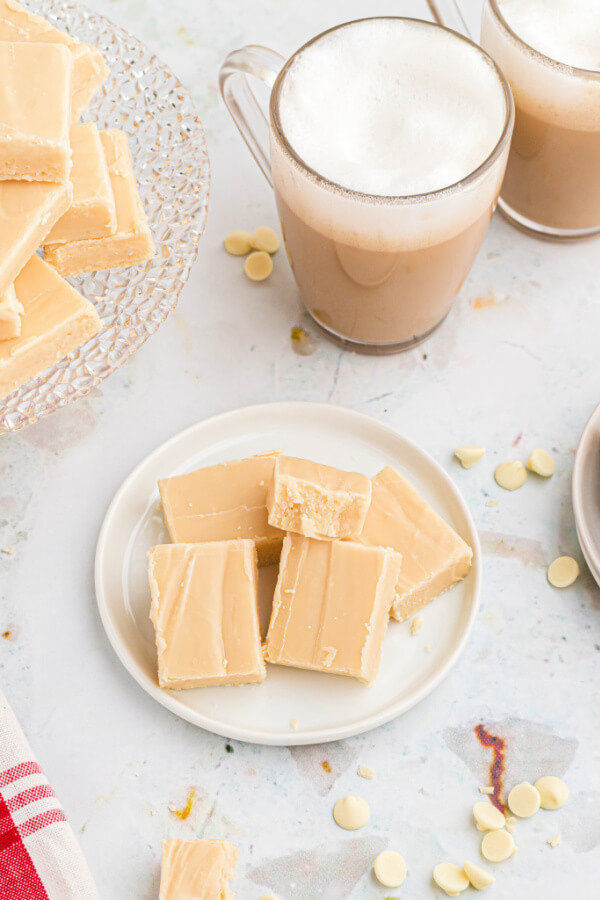 fondant en plato con crema de café irlandés