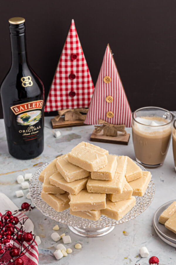 Fudge de crema irlandesa en un ambiente festivo