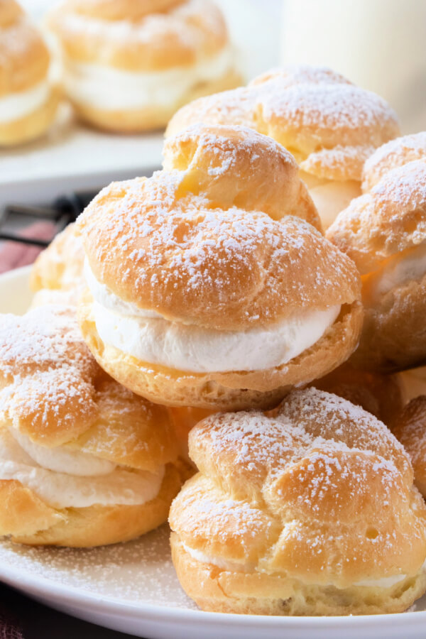 bocanadas de crema terminadas apiladas en un plato