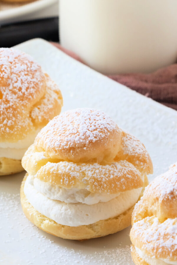 deliciosos pasteles de crema con relleno de vainilla en un plato blanco