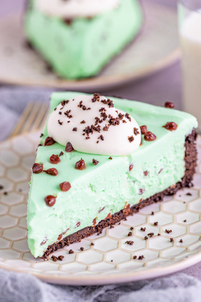 rebanada de tarta de queso con chispas de chocolate y menta en el plato