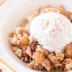 crumble de manzana en un bol con helado