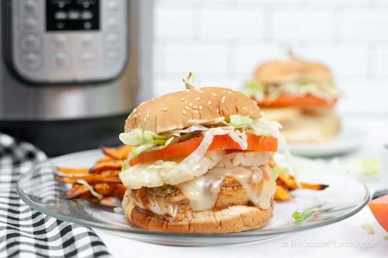 hamburguesa de pollo teriyaki con queso, lechuga, piña y tomate