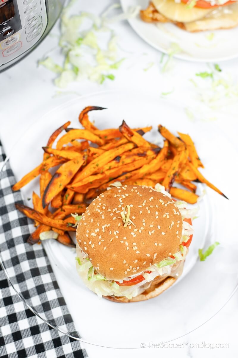 Hamburguesa de pollo teriyaki con papas fritas