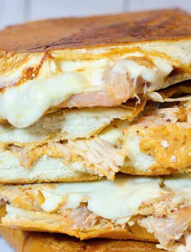 Este Chipotle Chicken Melt es súper simple, ¡pero sin duda es uno de los mejores sándwiches que he probado! ¡Dulce, ahumado, cursi y fácil!