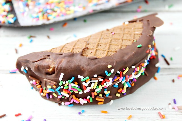 Choco-Taco en una tabla de cortar con chispitas de arco iris.