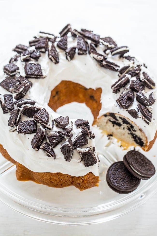 Pastel de donas de galletas y crema: ¡pastel blanco extremadamente FÁCIL que está CARGADO con Oreo, glaseado de vainilla decadente y espolvoreado con MÁS Oreos! Un favorito para las vacaciones!!