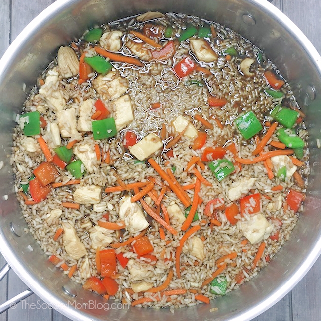 preparar pollo y arroz teriyaki en una sartén