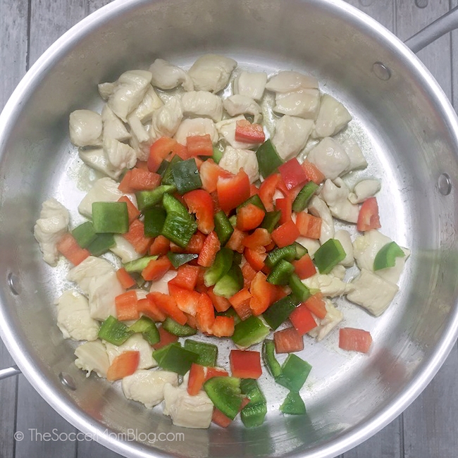 cocine el pollo cortado en cubitos con pimientos rojos y verdes