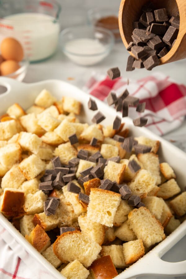 combinando chispas de chocolate y cubos de pan en una sartén