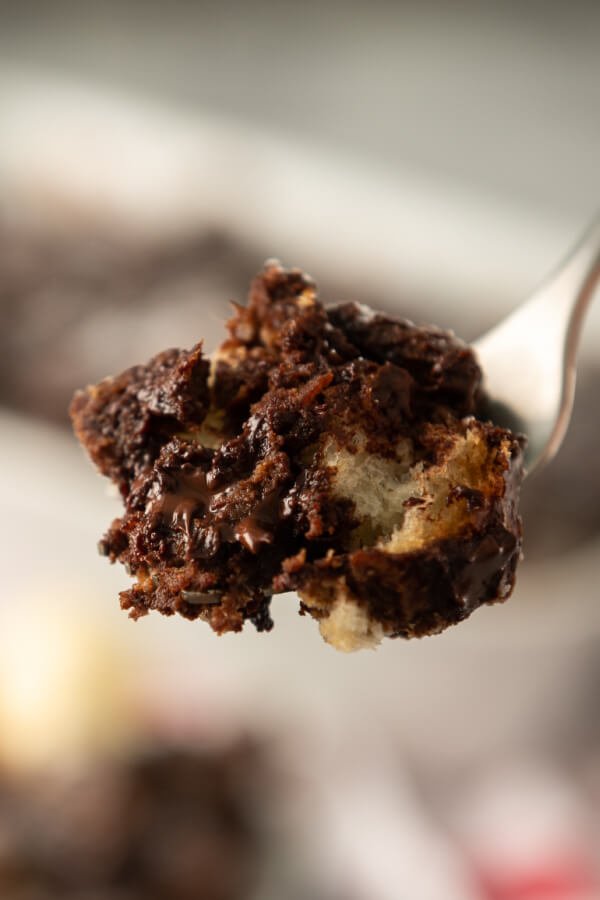 bocado de budín de pan de chocolate en un tenedor