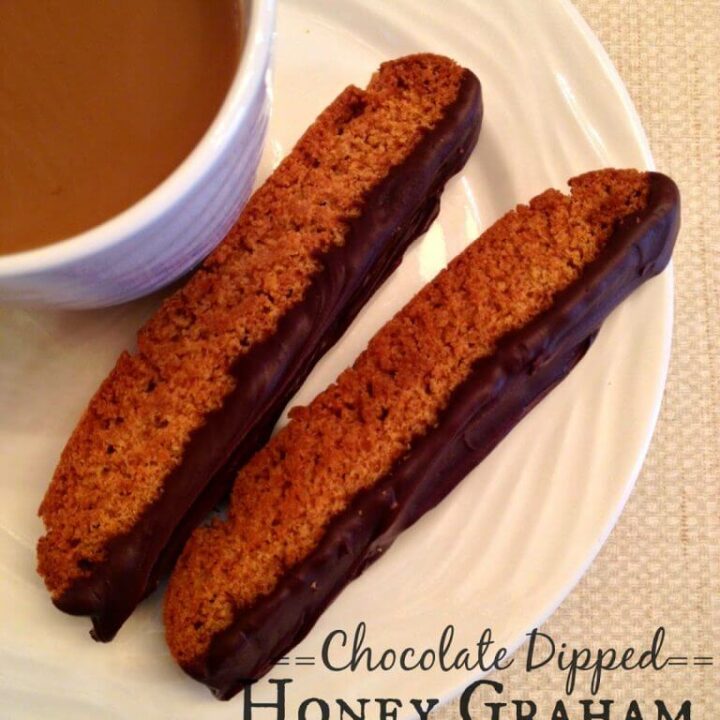 Galletas graham de miel bañadas en chocolate en un plato.