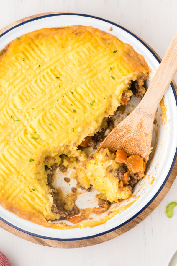 pastel de pastor con cuchara de madera cazuela de excavación