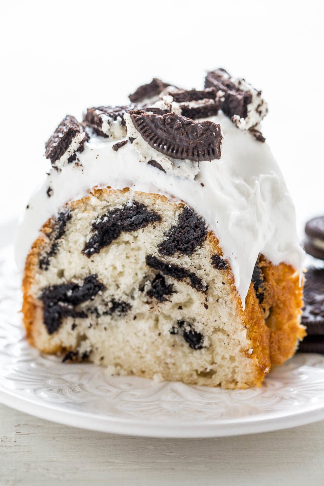 Pastel de donas de galletas y crema: ¡pastel blanco extremadamente FÁCIL que está CARGADO con Oreo, glaseado de vainilla decadente y espolvoreado con MÁS Oreos! Un favorito para las vacaciones!!