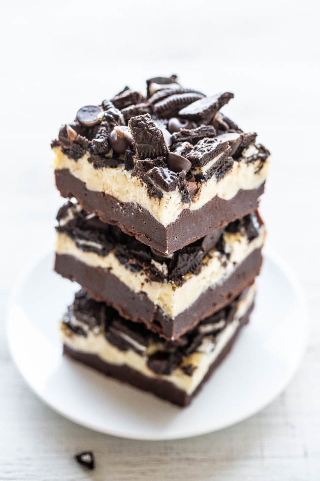 Brownies de queso crema cargados con Oreo - ¡Brownies ultra oscuros cubiertos con queso crema, chispas de chocolate blanco, chispas de chocolate y Oreos! CARGADO AL MAX y muy bueno! Receta fácil, sin licuadora tan fácil como usar un mix!!