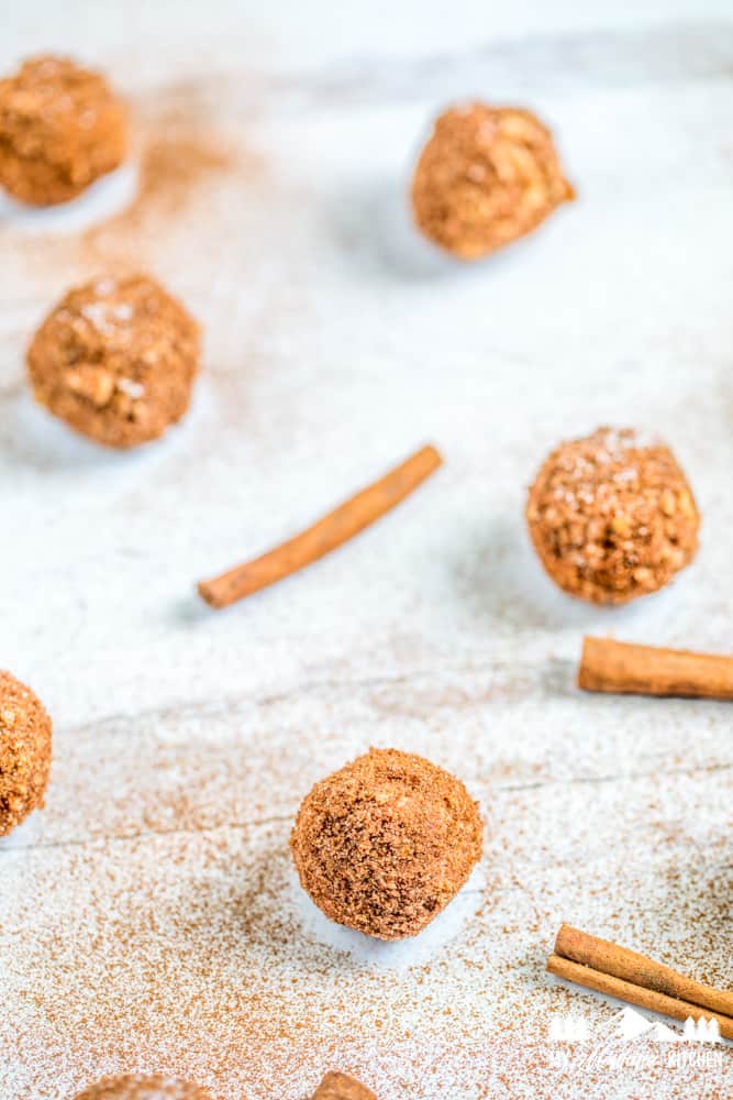 Bombas de grasa de churro espolvoreadas con canela