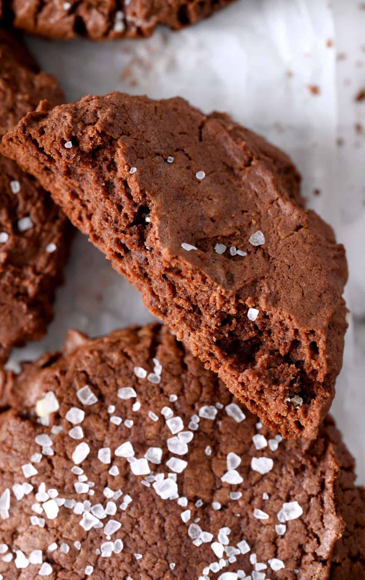 Una galleta con chispas de chocolate cortada por la mitad y colocada encima de otra.