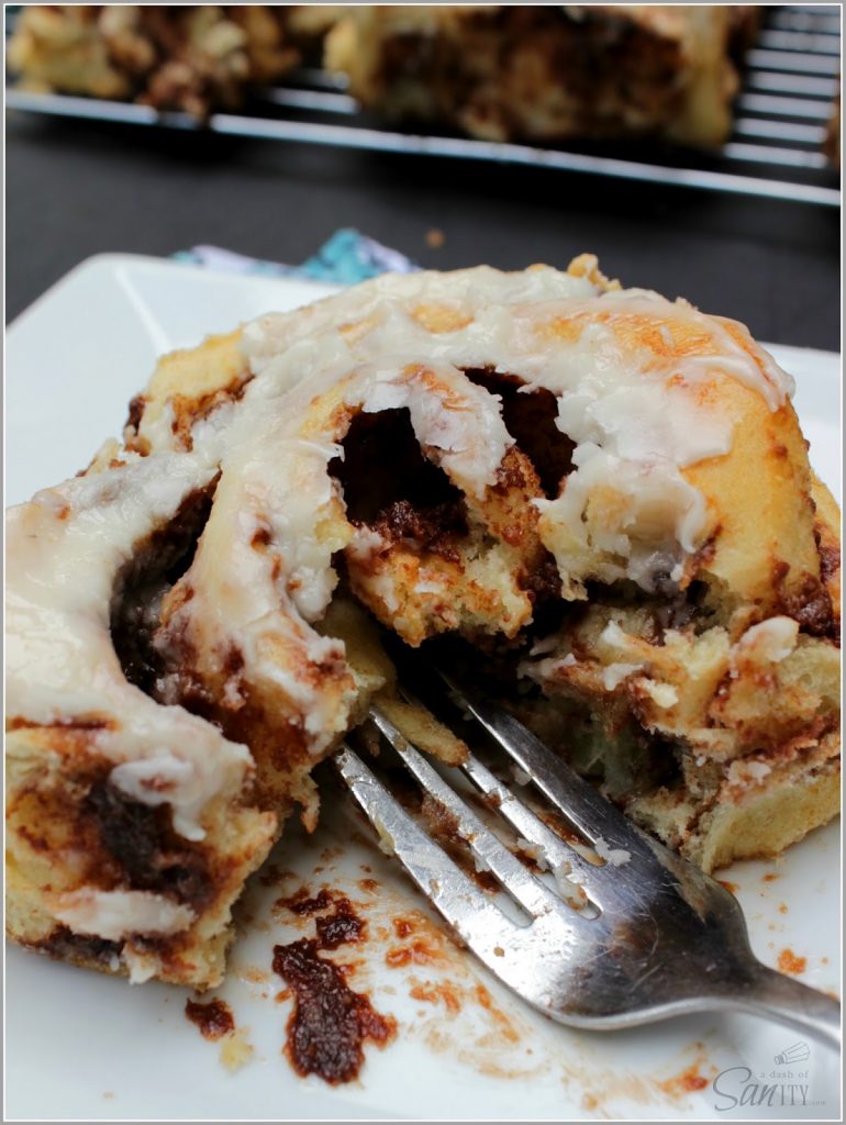 Nutella Banana Cinnamon Roll en un plato sin morder.