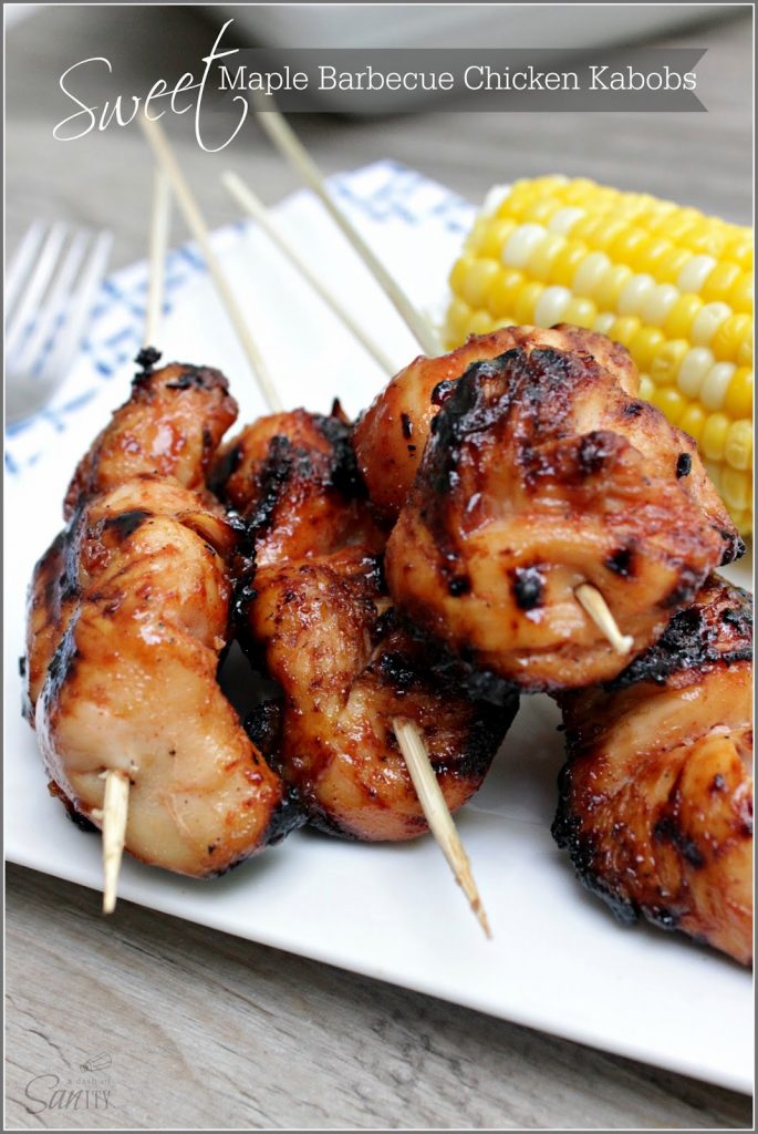 Brochetas de pollo a la barbacoa con arce dulce.