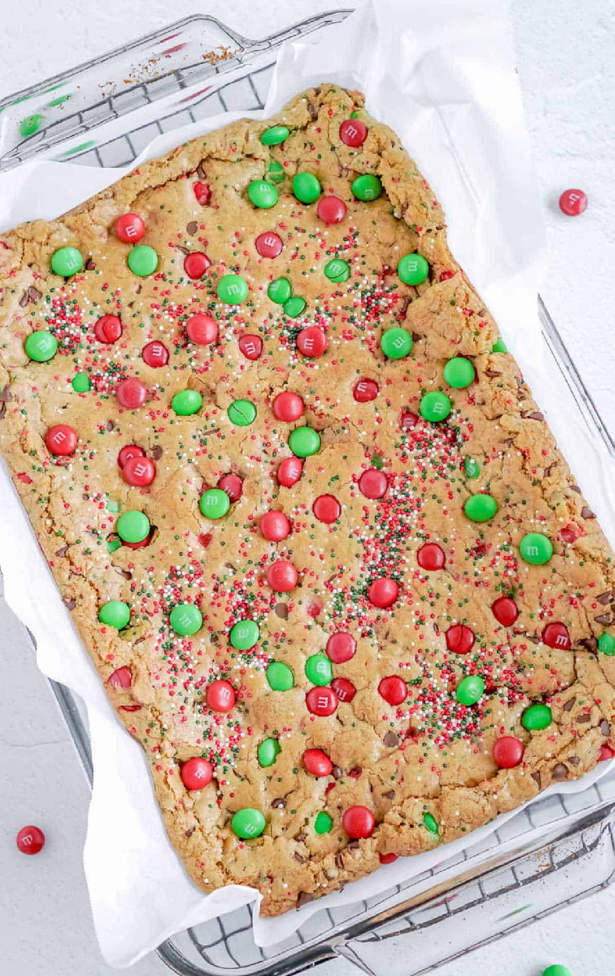 barras de galletas en una bandeja para hornear antes de cortarlas en cuadrados.