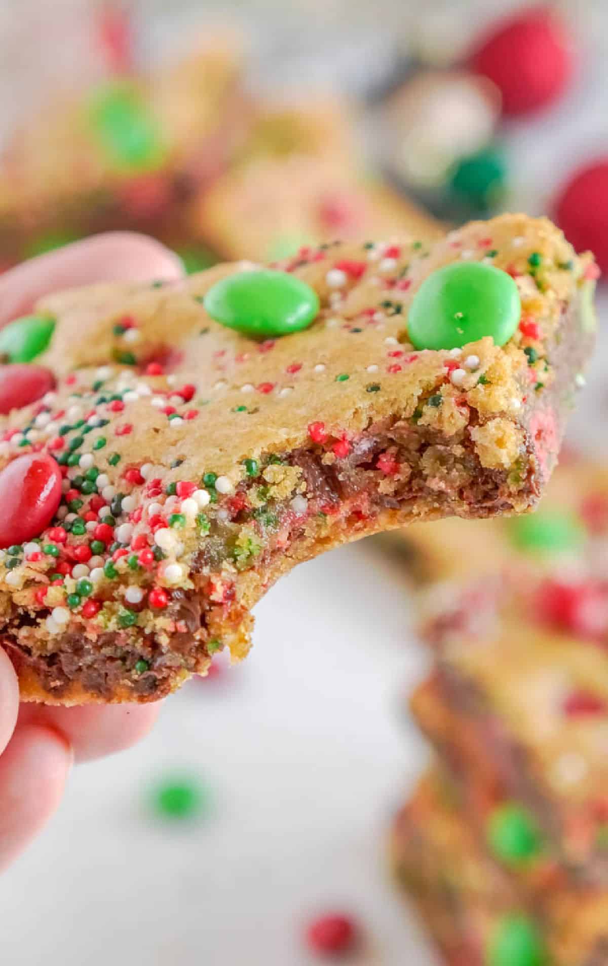 Una barra de galletas sostenida con un mordisco.