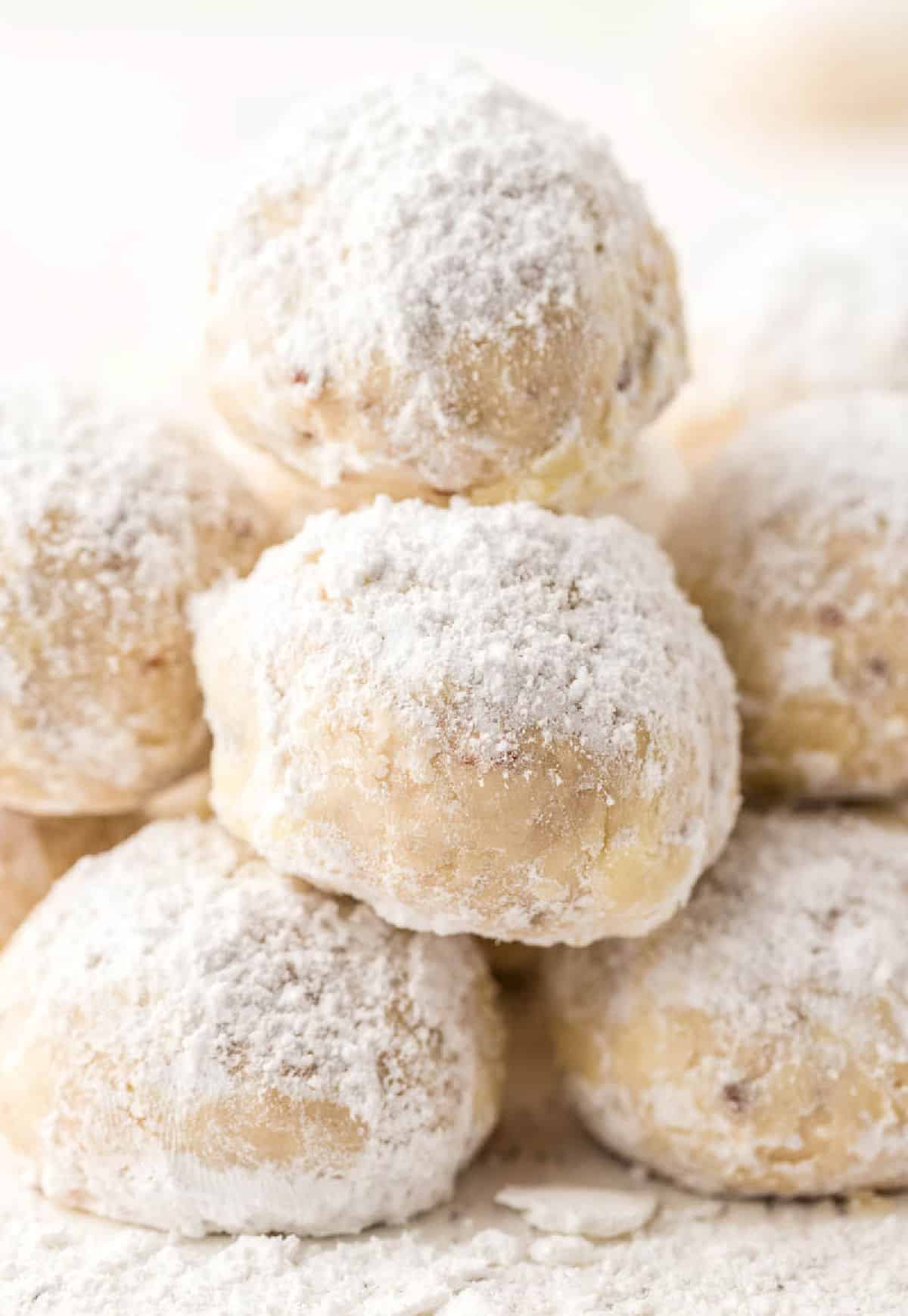 Un primer plano de galletas con forma de bola de nieve.