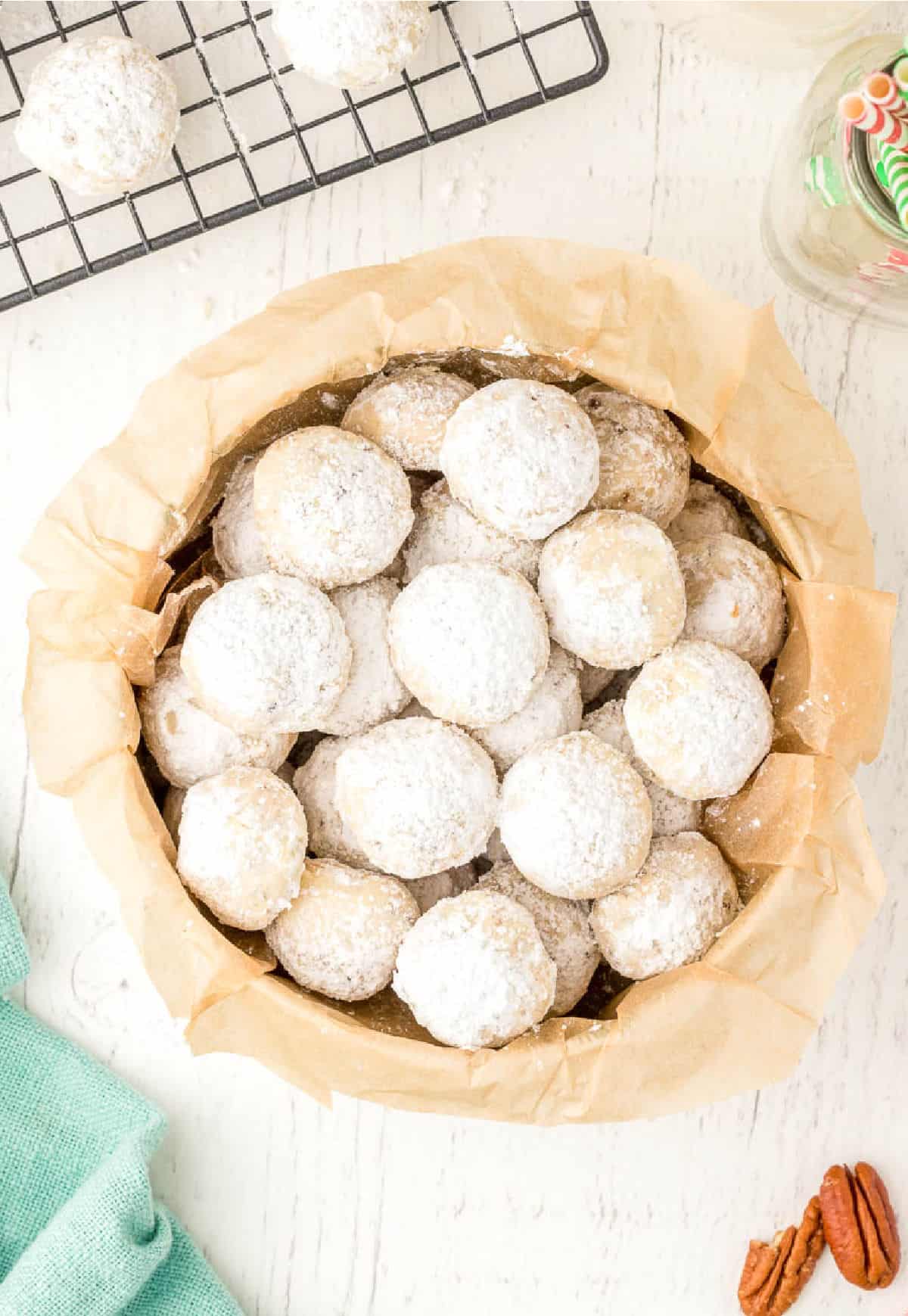 Una pila de galletas con forma de bola de nieve en un bol.