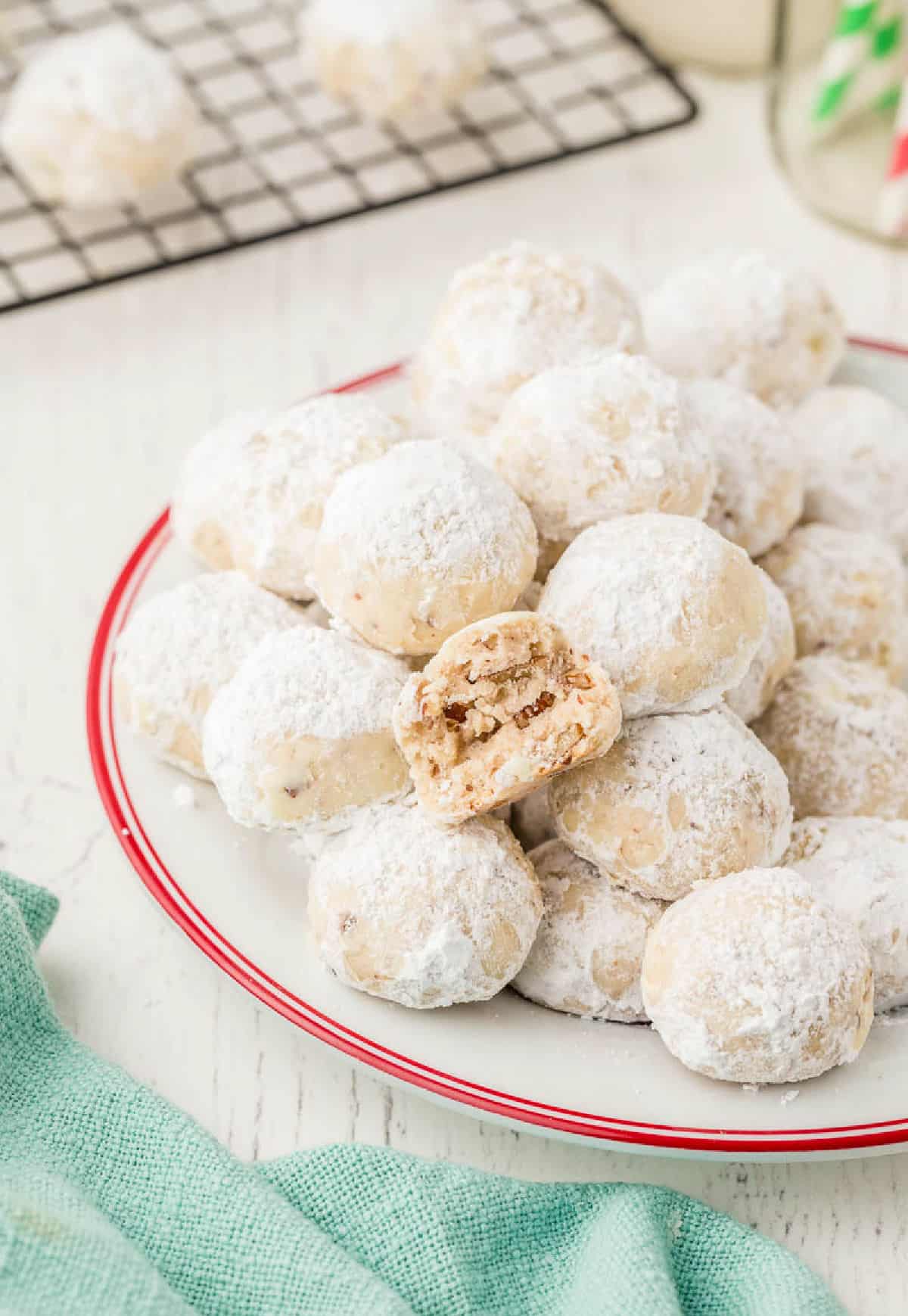 Una pila de galletas en forma de bola de nieve con una encima que está a medio comer.