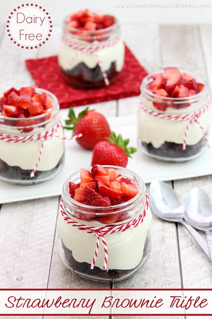 Sopas de brownie de fresa en cuatro frascos de vidrio con cucharas. Sesenta y cuatro recetas de helados para combatir el calor.