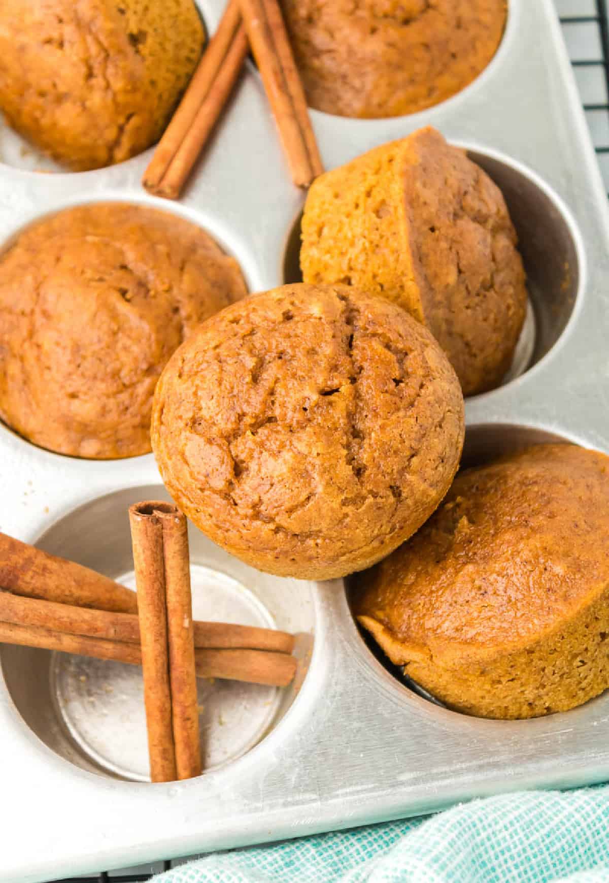 Muffins de calabaza apilados en la parte superior del molde para muffins