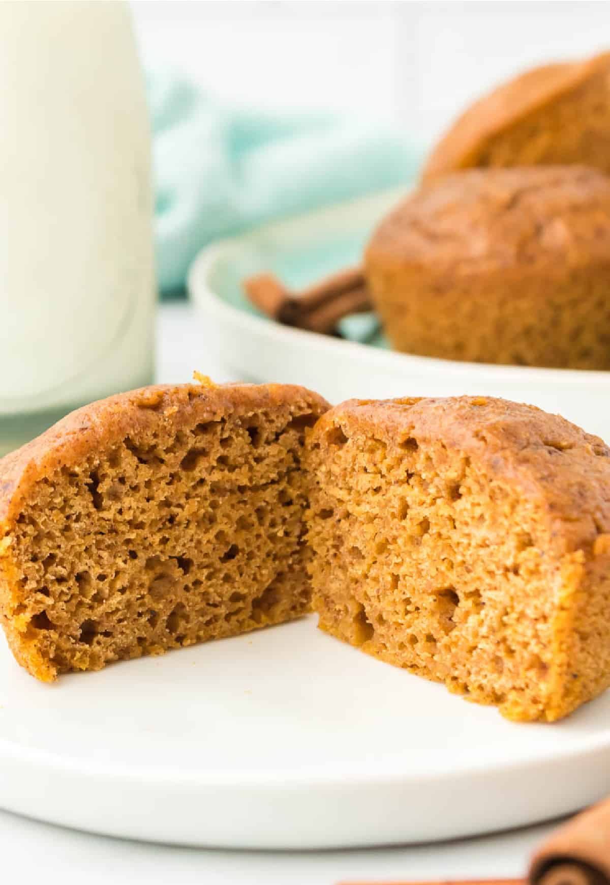 Un muffin de calabaza cortado por la mitad.