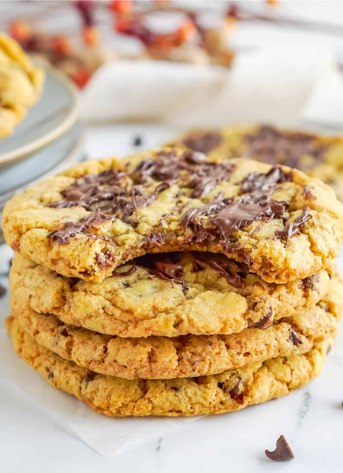 Un montón de galletas de calabaza y chispas de chocolate.