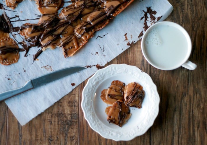 Dulces de chocolate de tortuga en un tazón blanco con un vaso de leche.