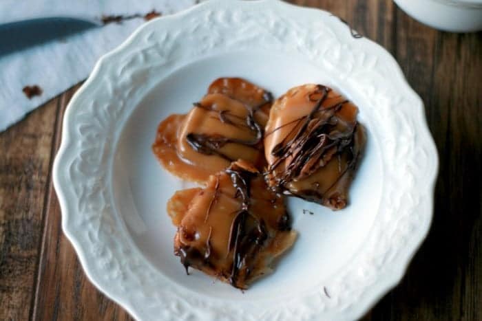 Caramelo de tortuga de chocolate en un tazón blanco de cerca.