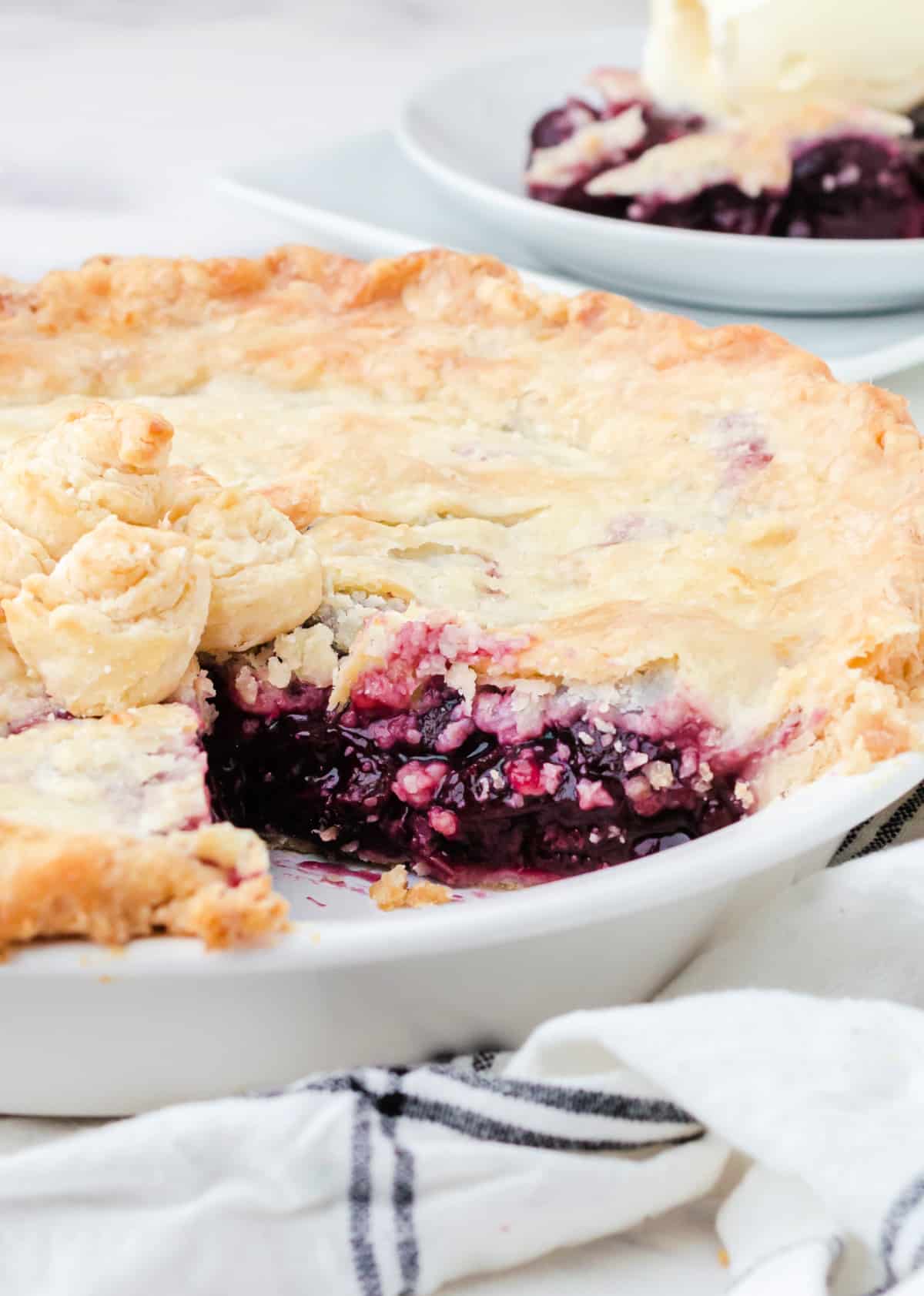 Una rebanada de pastel de cerezas quitada del pastel.