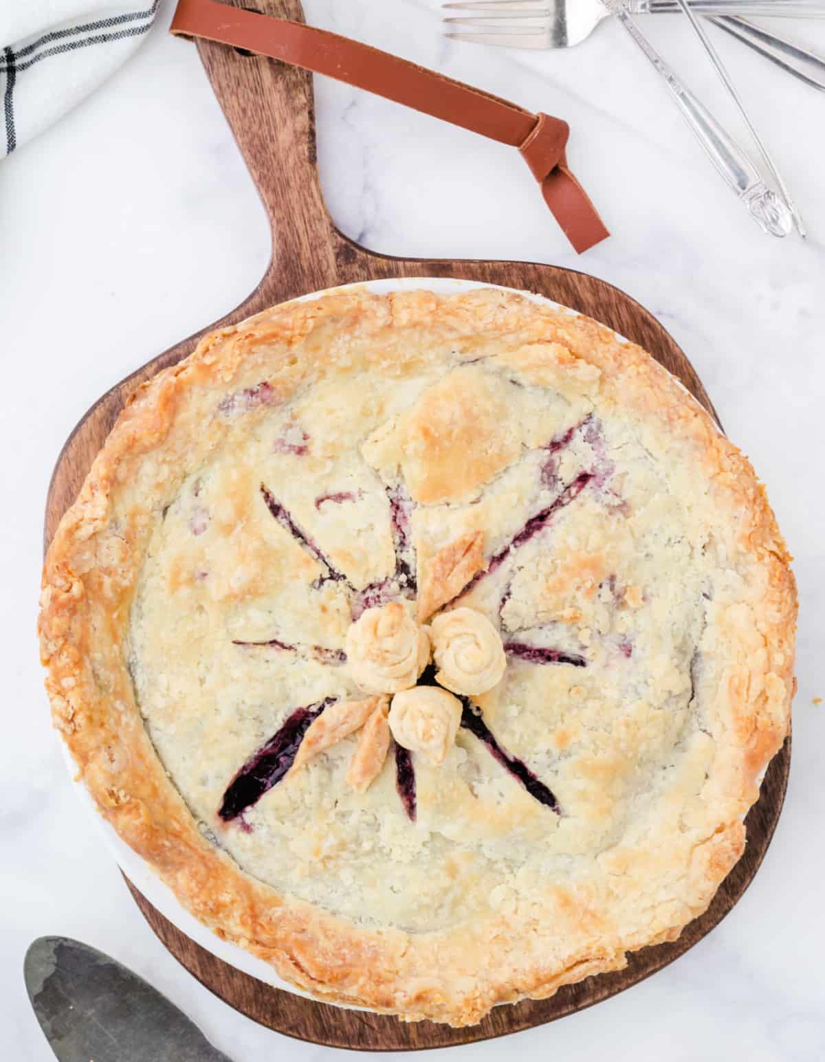 Todo un pastel de cereza en una tabla de madera.