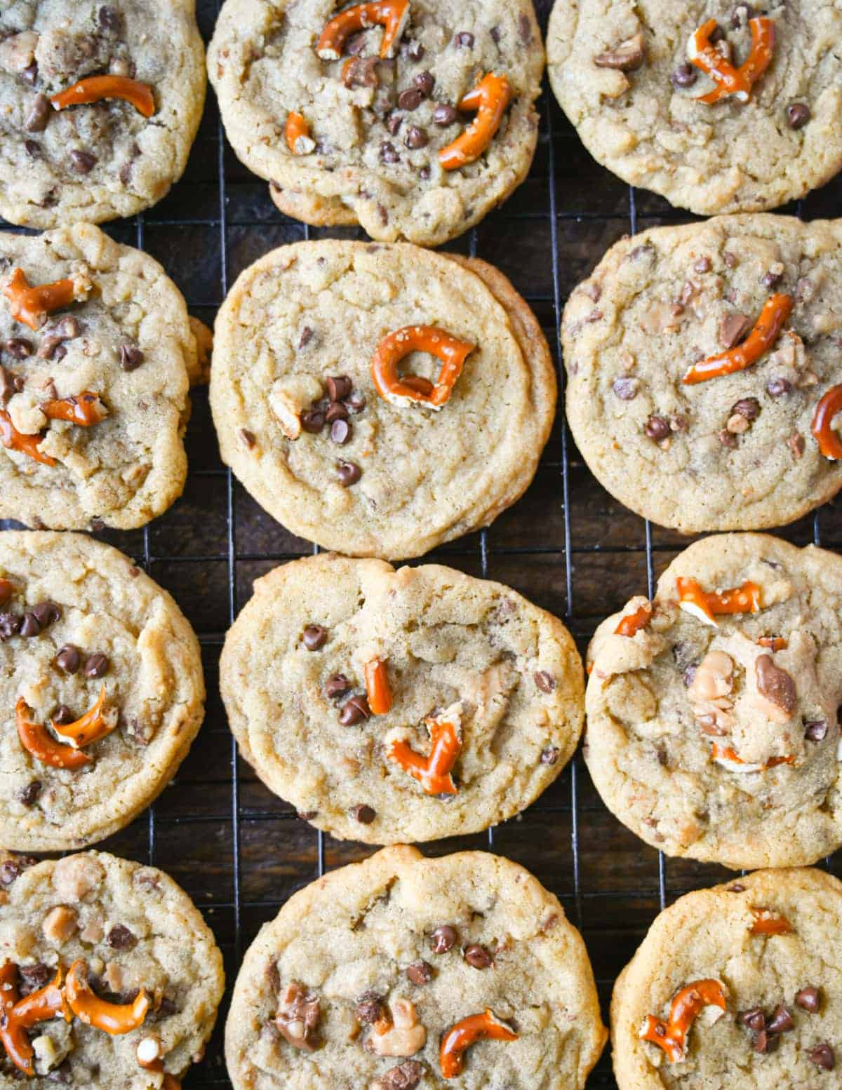 Galletas horneadas colocadas en una rejilla para que se enfríen.