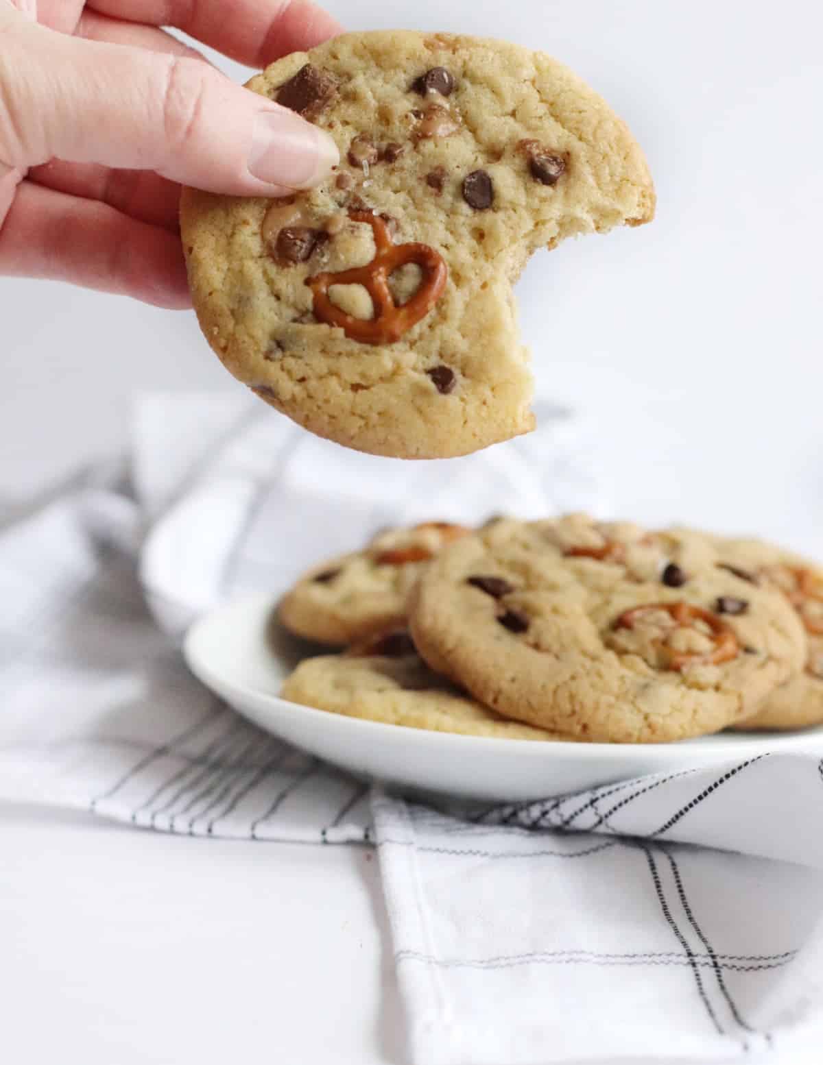 Una galleta con un bocado que se retiene.