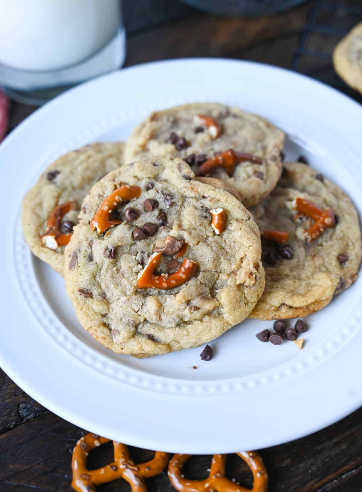 Cinco galletas en un plato blanco.