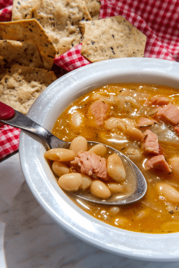 Mujer pionera de la sopa de frijoles y jamón