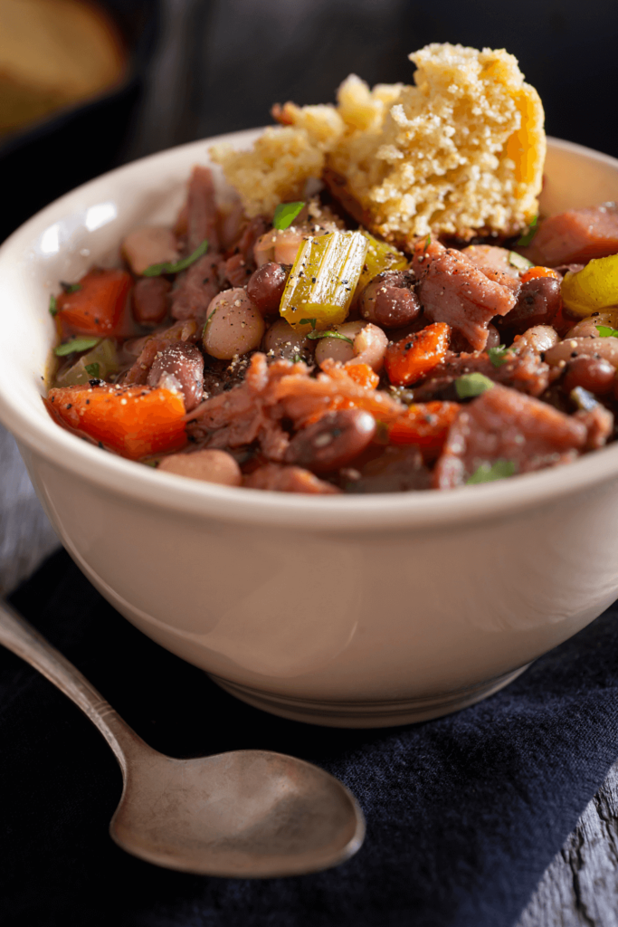 Mujer pionera de la sopa de frijoles y jamón