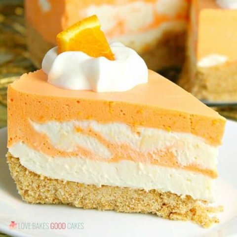 Este cheesecake de naranja sin hornear es un bocado nostálgico de naranja brillante y vainilla cremosa, que recuerda esos lejanos días de verano de tu infancia.