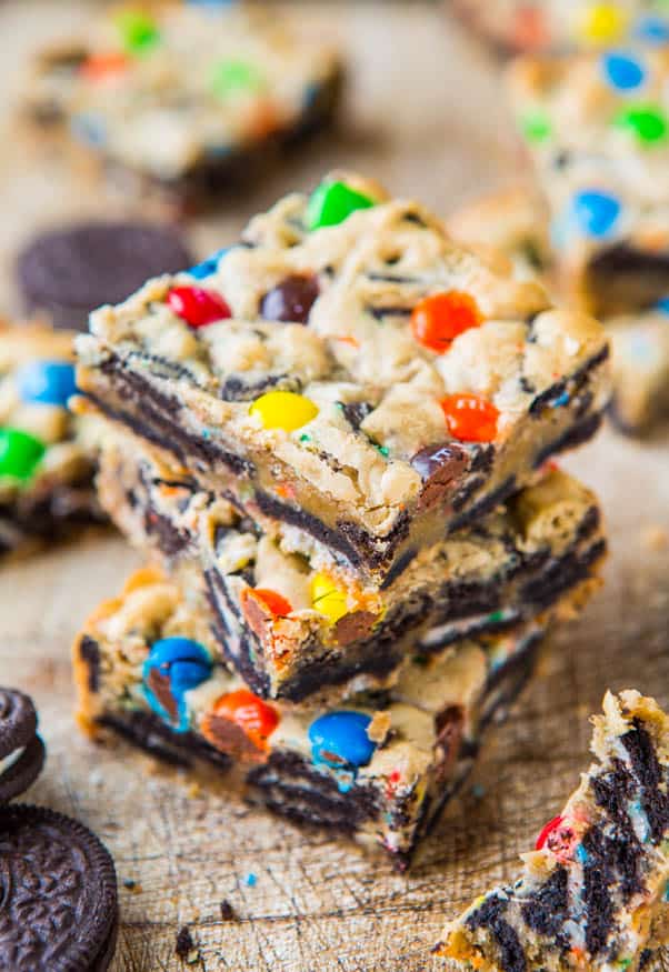 Barras de galletas M&M Oreo cargadas: ¡rellenas al máximo con M&M y Oreo! Receta fácil sin batidora lista en 30 minutos. ¡Siempre un éxito en las fiestas!