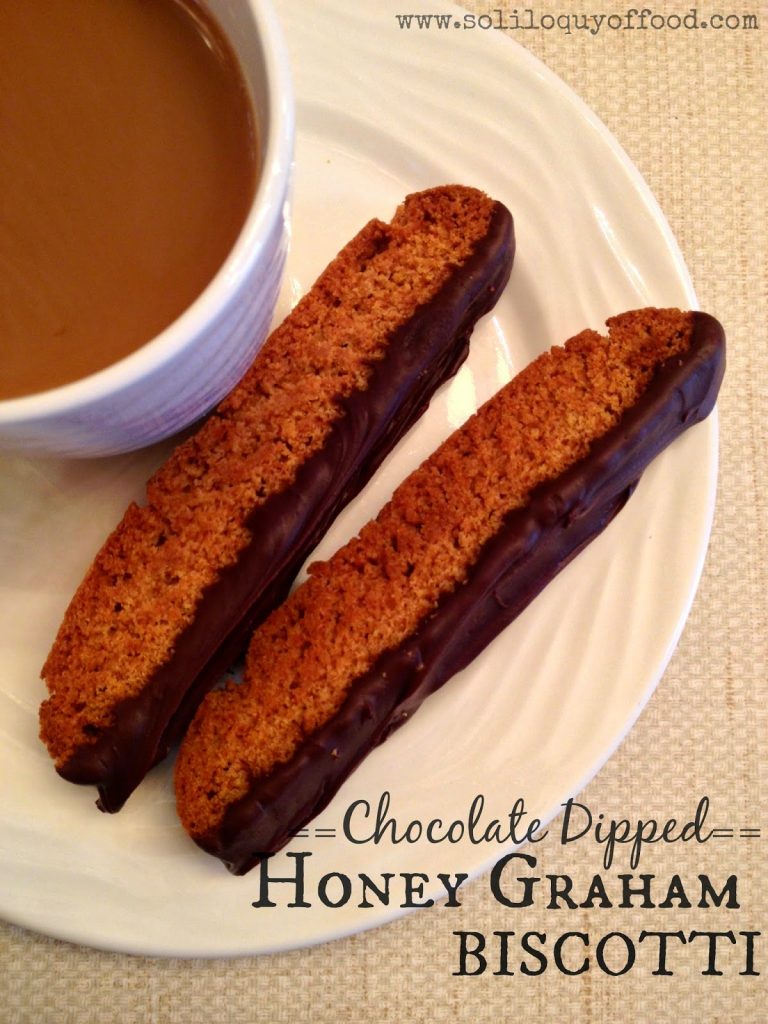 Galletas graham de miel bañadas en chocolate en un plato.